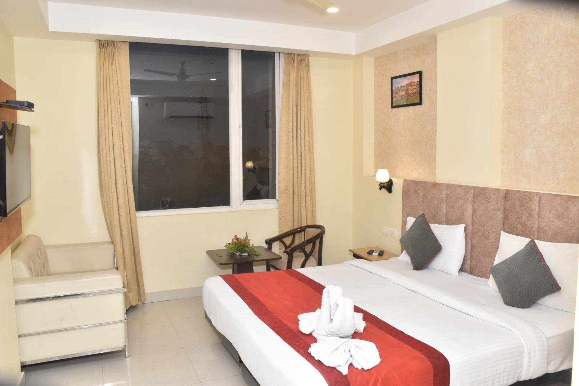 Hotel Yatharth Inn Varanasi Esterno foto